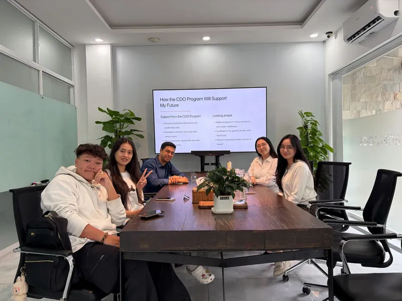 Thiện Trí cùng các học viên và cố vấn trong buổi trao đổi của chương trình CDO tại TechCoop